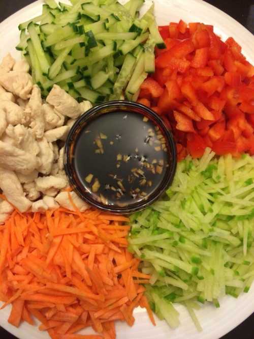 Сложить их в салатник, посыпать смесью специй можно использовать готовую приправу для корейской морковки