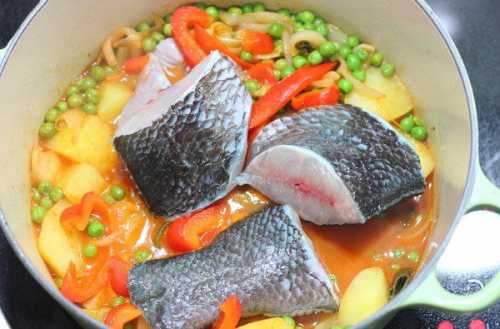 Куски красной рыбы необходимо обжарить на решетке или сковородке гриль