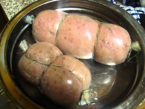 Домашняя колбаса, в принципе, может готовится из измельченного мясорубкой фарша