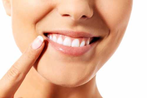 Не забывайте о том, что чистить нужно не только зубы, но и внутреннюю поверхность щек и язык, чтобы устранить микро бактерии внутри рта