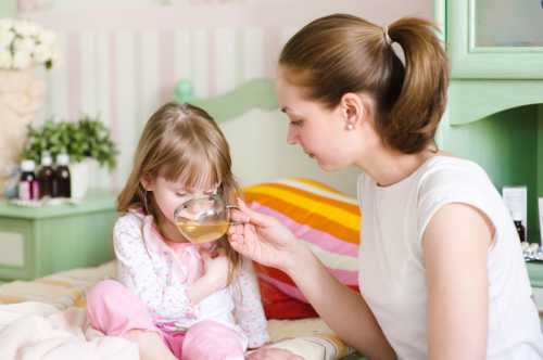 Начинать знакомство ребенка со взрослым напитком лучше с обычного черного чая, его можно давать детям начиная с месяцев