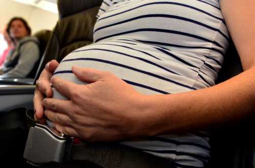 Гинекологи разрешили беременным летать самолетом