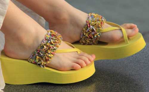 Так, пляжная обувь может быть выполнена из кожи, бамбука или резины