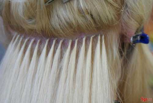 Застывшие капсулы получаются практически незаметными, а еще, что немаловажно, мягкими и гибкими они совершенно не мешают расчесывать волосы, не наносят вреда волосам