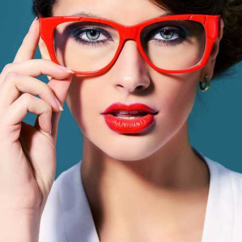 Какой делать макияж тем, кто носит очки